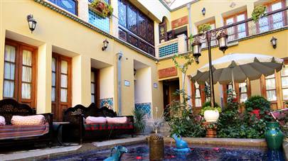 حیاط هتل سنتی طلوع خورشید اصفهان حیاط هتل سنتی طلوع خورشید اصفهان